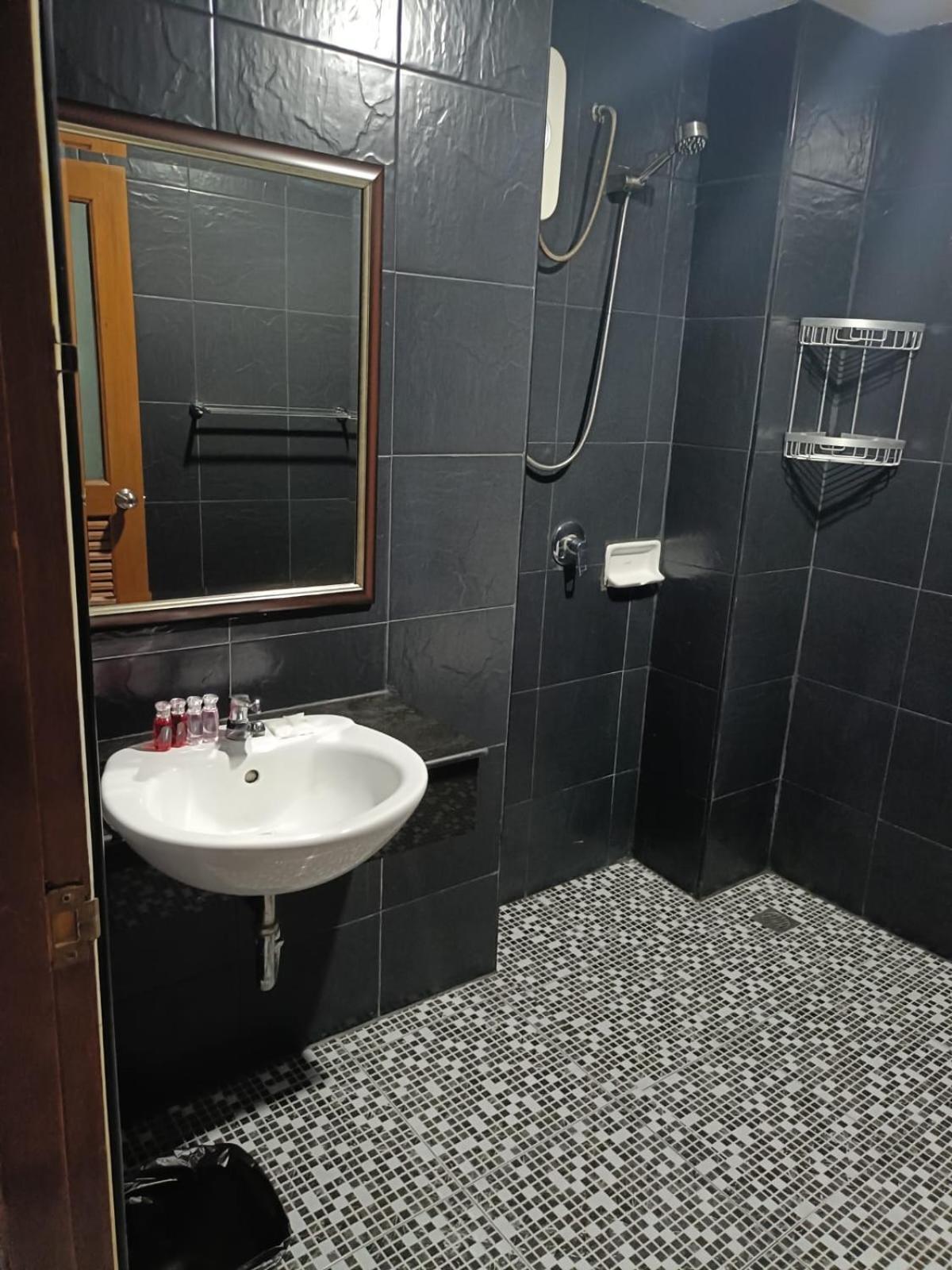 Central Perk Hotel Patong Экстерьер фото