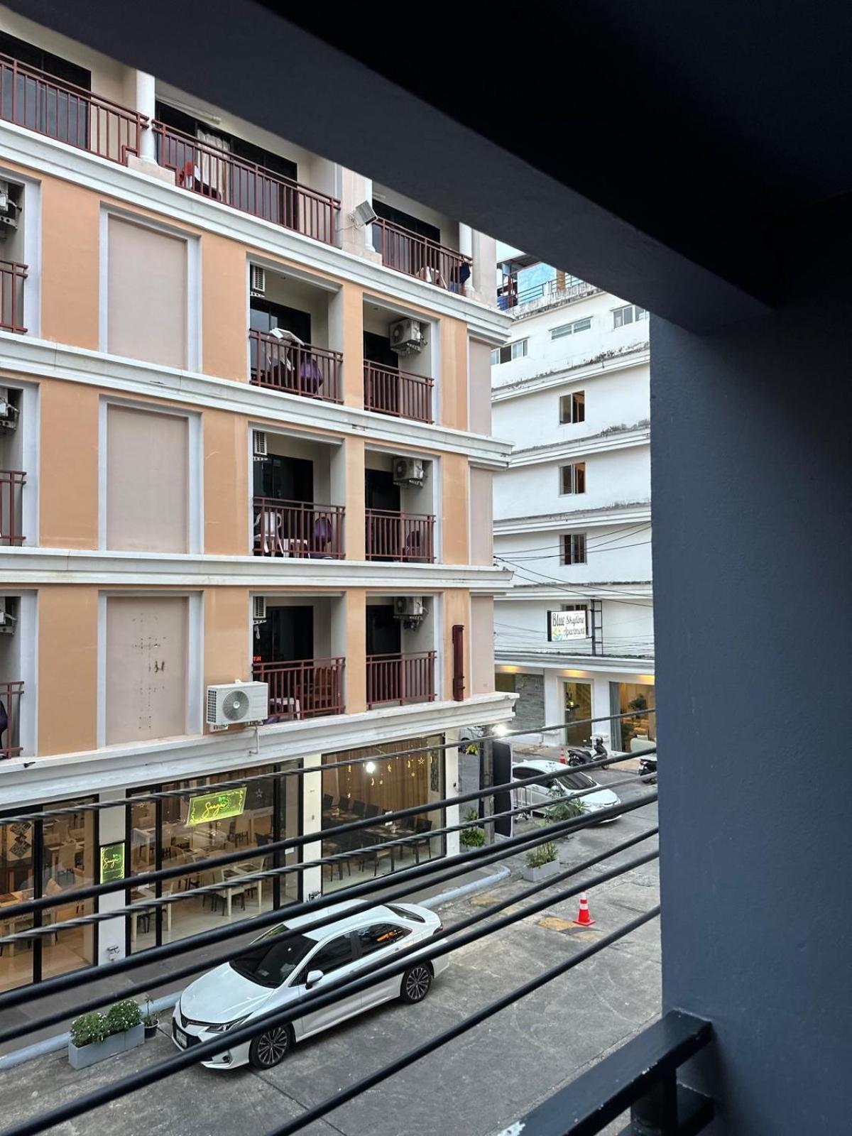 Central Perk Hotel Patong Экстерьер фото