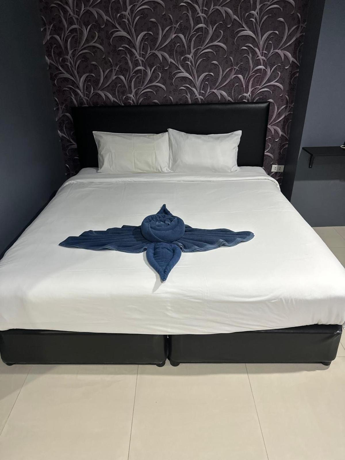 Central Perk Hotel Patong Экстерьер фото